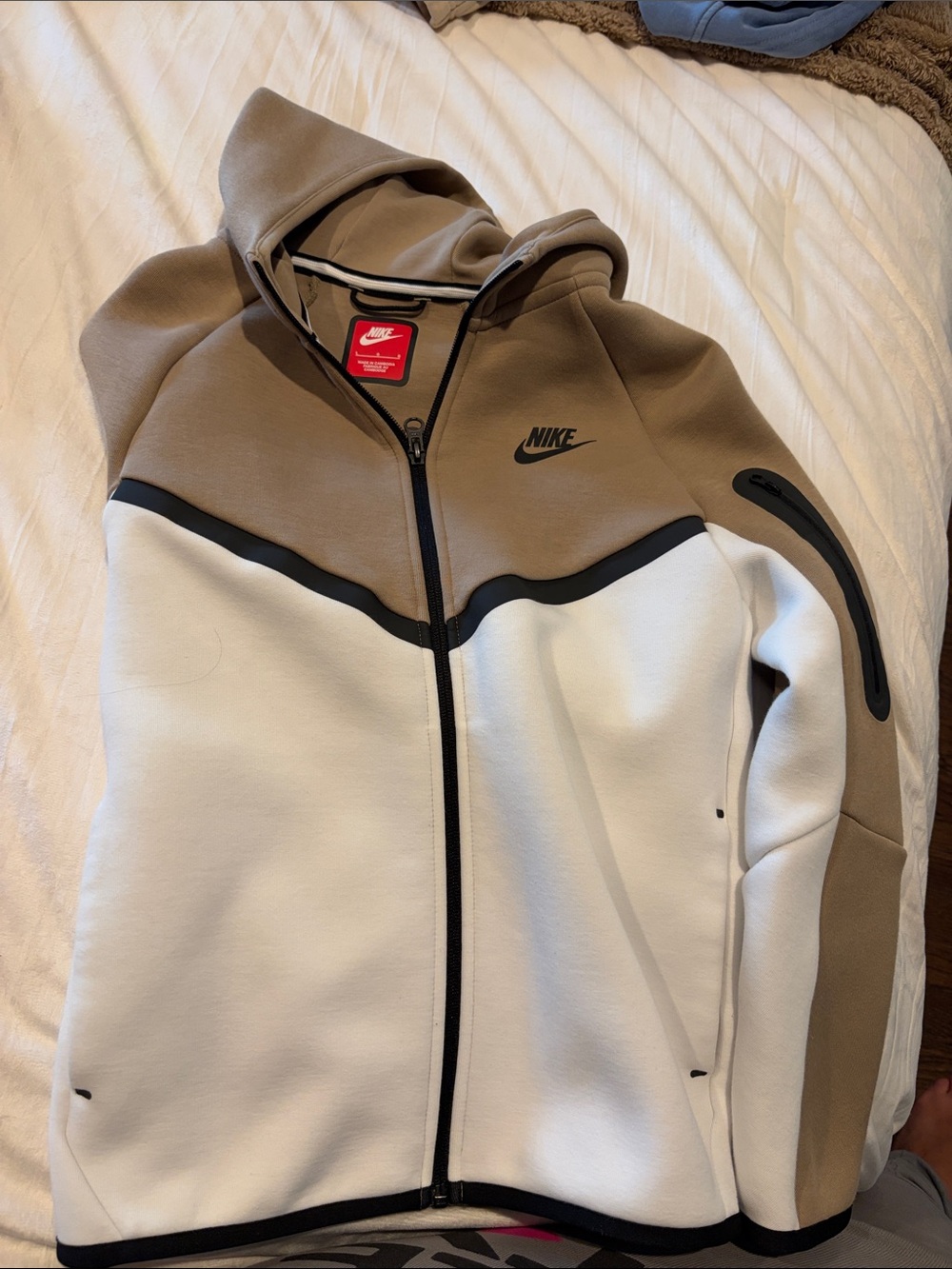 Nike tech youth size large Hooded Performance Jacket in Taupe & White